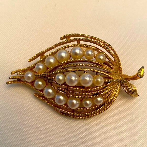 Vintage Lisner Faux Pearl And Gold Tone BroochPin 19 L 55$